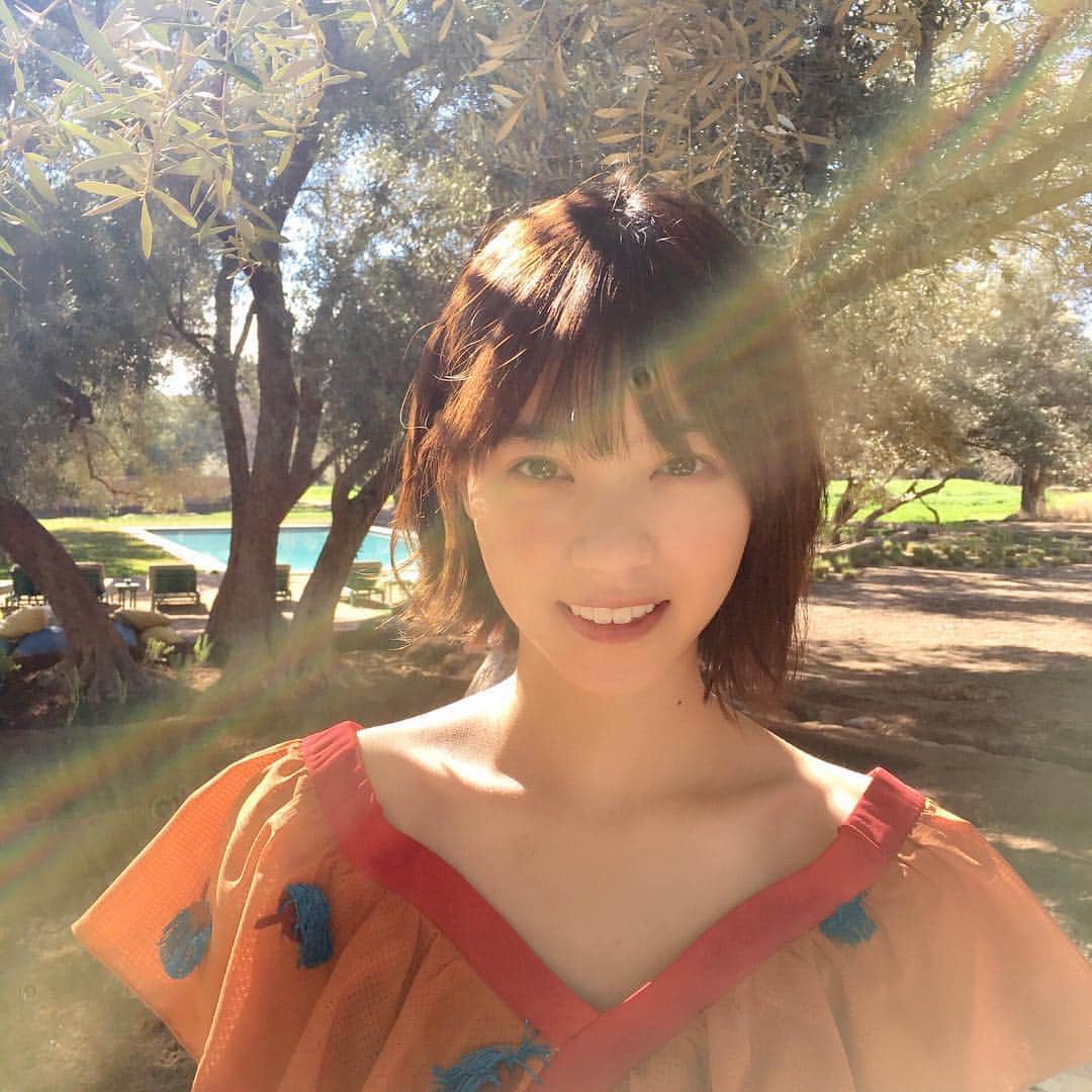 西野七瀬のインスタグラム：「撮影初日の、虹となぁちゃん。撮影チームが到着する前日まで雨だったというマラケシュが、気持ちのよい快晴！現地スタッフの方も「みなさんが太陽を連れて来ましたね」とおっしゃっていました。  太陽+オフショルの組み合わせを見ていると、日村さんの声が脳内再生されるのは、気のせい…☺︎？ #西野七瀬 #乃木坂46 #西野七瀬1stフォトブック #5月9日発売」