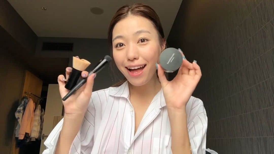 岩崎志保のインスタグラム：「How to basemakeup!  先日参加したワークショップで教えてもらった @bareminerals_jp オリジナルファンデーションの使い方。 ポイントは蓋を使ってくるくるしてるところ👌 これをすることで粉がクリーミーになって粉飛びしてる感じが全くない、というよりもはや粉じゃない…！蓋のふちにトントン、とした時に粉が落ちて来なければOK! ブラシを変えればコンシーラーとしても使えます。 ベースってとても大事だし時間がかかるけどこれに変えてから朝のメイクの時間が短縮された！軽くてナチュラル◎ 普段から運動して汗をかくことが多いから落ちにくいのもとてもありがたい！ 少しでもみなさんのベースメイク方法の参考になれば幸いです☺︎ ベース : プライムタイム ファンデーション : オリジナルファンデーション ブラシ : ビューティフルフィニッシュブラシ / ブラーリングバッファー #howtomakeup #bareminerals #originalfoundation @bareminerals #basemakeup #ファイナルファンデ #ベアミネラル #オリジナルファンデーション #PR」