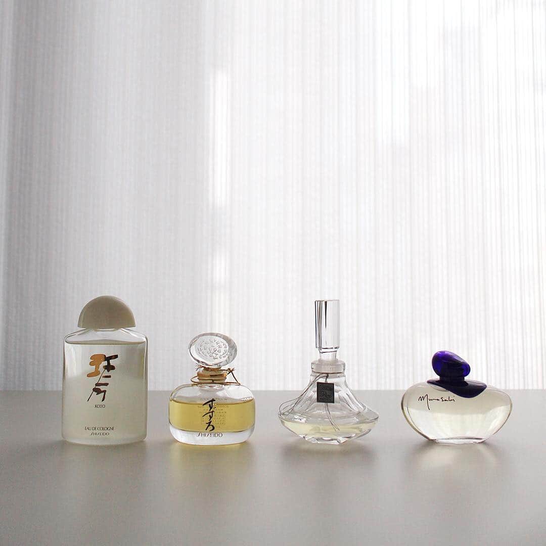 SHISEIDO THE GINZAさんのインスタグラム写真 - (SHISEIDO THE GINZAInstagram)「先ほどご紹介したロングセラーコーナーのほか、当店2F BEAUTY SQUARE 2のフレグランスコーナーでは、ロングセラーの香水も取り扱っております。 左から1981年発売の「琴」、1976年発売の「すずろ」、1954年から続くバラをイメージしたクリスタルガラスのボトルの「ホワイトローズナチュラル」、1980年発売の「むらさき」。 ・ #資生堂 #shiseido #shiseidothestore #香水 #フレグランス #fragrance #香り #琴 #すずろ #ホワイトローズナチュラル #むらさき #化石コスメ #レトロコスメ #ロングセラー」3月20日 13時32分 - shiseidothestore