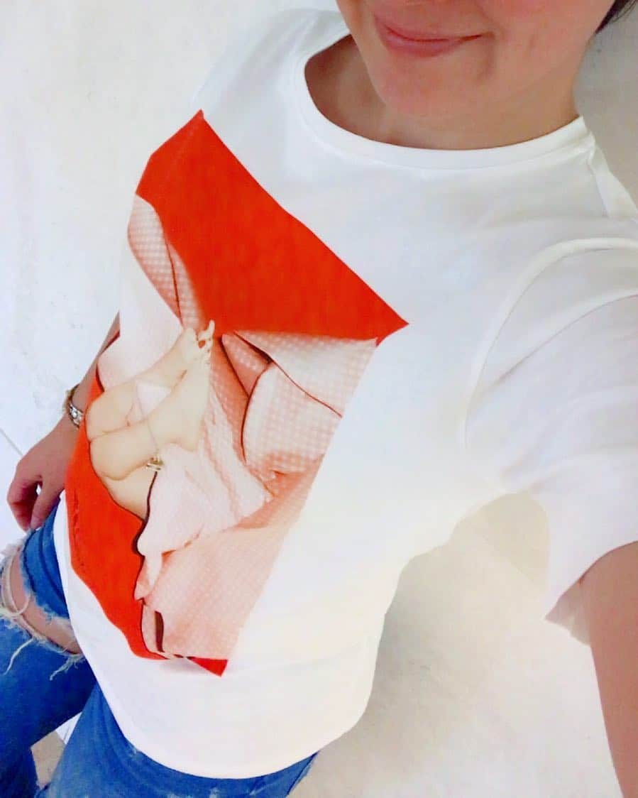 平山美香のインスタグラム：「３月末まで表参道に大好きな#エリザベッタフランキ のポップアップショップがオープンしていると聞きつけて、SHOPPING✨ 沢山買ったら可愛いTシャツ頂きました✌️ #fashion #elisabettafranchi @elisabettafranchi #popupshop」