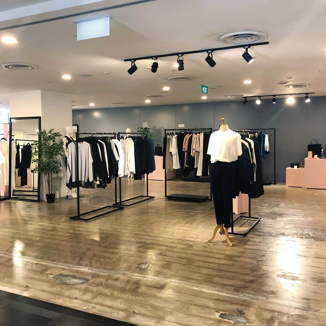 のインスタグラム：「select shop in SG. . 好みのお店みつけた🖤 シンガポールのデザイナーさんのお洋服も多数。 お値段も🙆‍♀️ . #singapore #selectshop #revolte #shopping  #シンガポール #セレクトショップ」