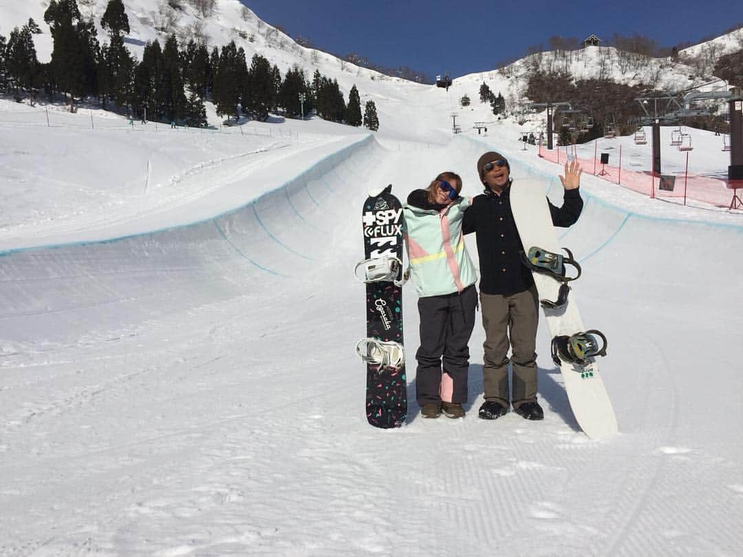広野あさみのインスタグラム：「🇨🇭×🇯🇵 #ioxarosa #arosa  先日富山県選手権大会ハーフパイプにて前走をさせてもらいました！^ ^ 久しぶりのハーフパイプ楽しかったです🏂 富山のレジェンド @kurodama さんの滑りはセクシーでした🕺 明日はアローザファイナルカップです^ ^  @jenny_toyama」