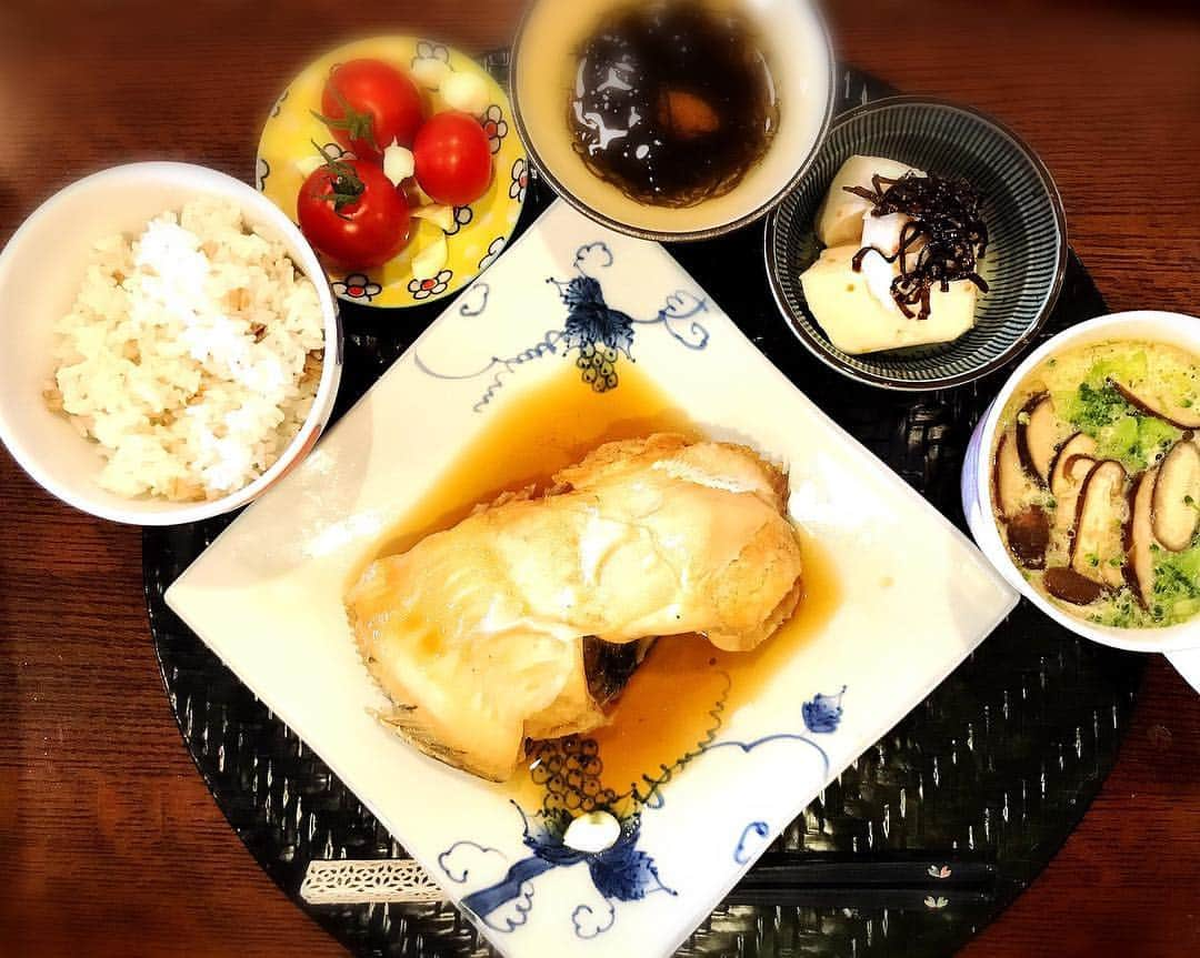 熊田曜子さんのインスタグラム写真 - (熊田曜子Instagram)「おうちごはん☺︎ #おうちごはん #和食 #dinner #夕食 #カレイの煮付け #麦ご飯 #冷奴 #トマトとモッツァレラチーズのサラダ #もずく梅干し #茶碗蒸し」3月20日 16時14分 - kumadayoko