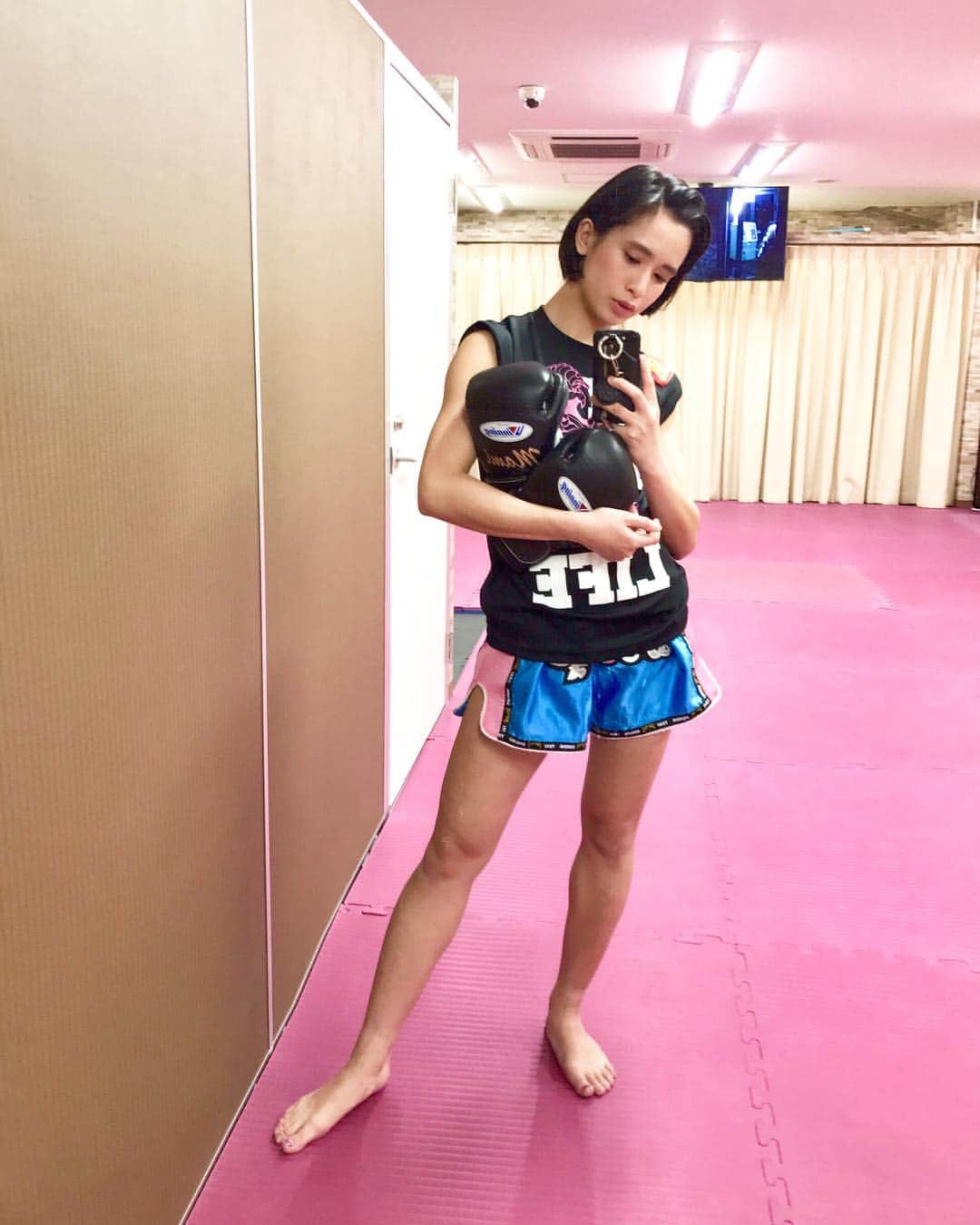 持永真実のインスタグラム：「. 腰が良くなったので久しぶりのジム♥️🥊 マウスピースどこ探してもやっぱり無い。セブで紛失😭🏝 #まみキック #キックボクシング #kickboxing #traning #workout」