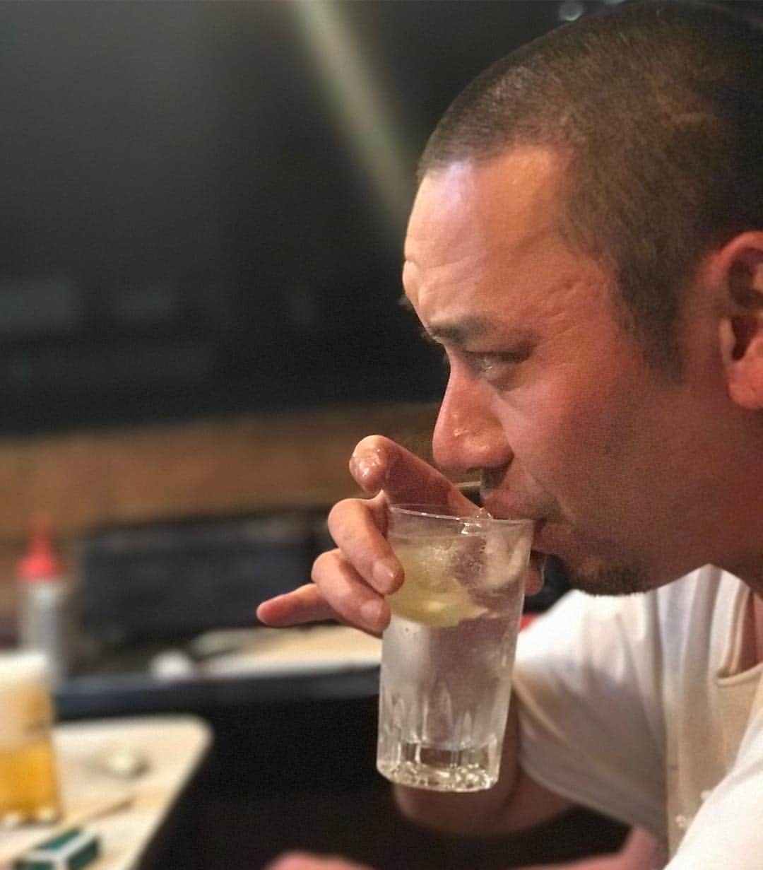 川島明のインスタグラム：「千鳥大悟  #ズボンのポケットから長財布が落ちそうになってるのを見て昔の血が騒ぐ昭和のスリ師 #この道30年のボンバーマン #下校途中の小学生に雑な手品グッズを売る男 #スナックのママが若い客とイチャイチャしてるのをイラついてみてる常連の鳶職人 #長渕剛を崇拝し生きる目標にしているが実は初めて買ったCDはミニモニじゃんけんぴょん。 #連邦軍からうちに来ないかと誘われて悩んでいるザク #あったかいスープを出してくれた山賊がそれ飲んだら山を降りろの時の表情 #全てはジャムの野郎が黒幕じゃないかと気付きはじめたバイキンマン #正月のドンジャラで子供相手にイカサマする親戚 #お笑いだけしかできない純粋な芸人」