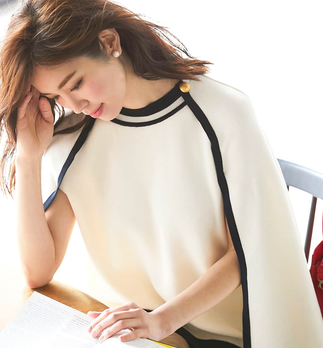 のインスタグラム：「・ お問い合わせを沢山頂いていたパイピングマントニット、22日21:00より発売が決まりました💕 マント部分と身頃はくっついているので、わたしのぼよーんとした二の腕も隠してくれて重宝🙏笑 何よりニットの質感やラインがとっても綺麗なので、ゔー手にとって見てほしい😭 トラッド感とエレガントさ、機能性が揃った自信作です💓 詳細は @seventenbymihokawahito にアップしています😊✨ ・ #seventenbymihokawahito」