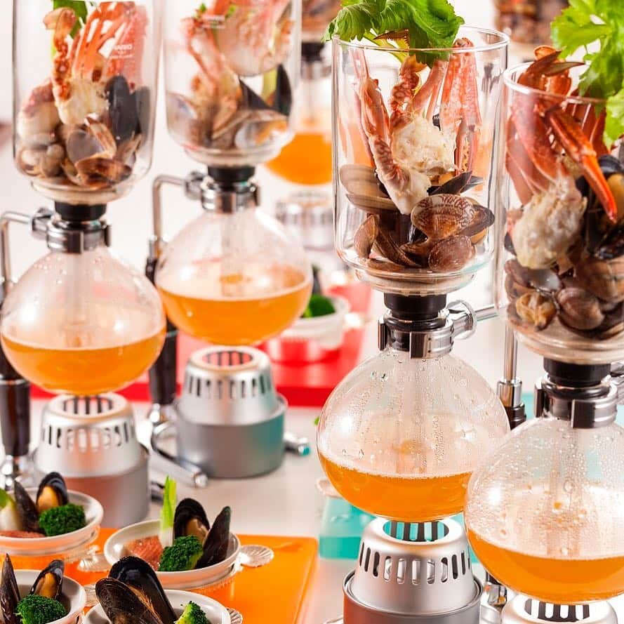 横浜ロイヤルパークホテルのインスタグラム：「【春のお祝いランチ ～スカイブッフェ～】 70階 スカイラウンジ「シリウス」では、4/24までライブキッチンにて”サイフォン仕立てのブイヤベース”をご用意しております。地上277mの絶景と春を感じられるお料理を、ぜひお楽しみください♪ #yokohamaroyalparkhotel #横浜ロイヤルパークホテル」