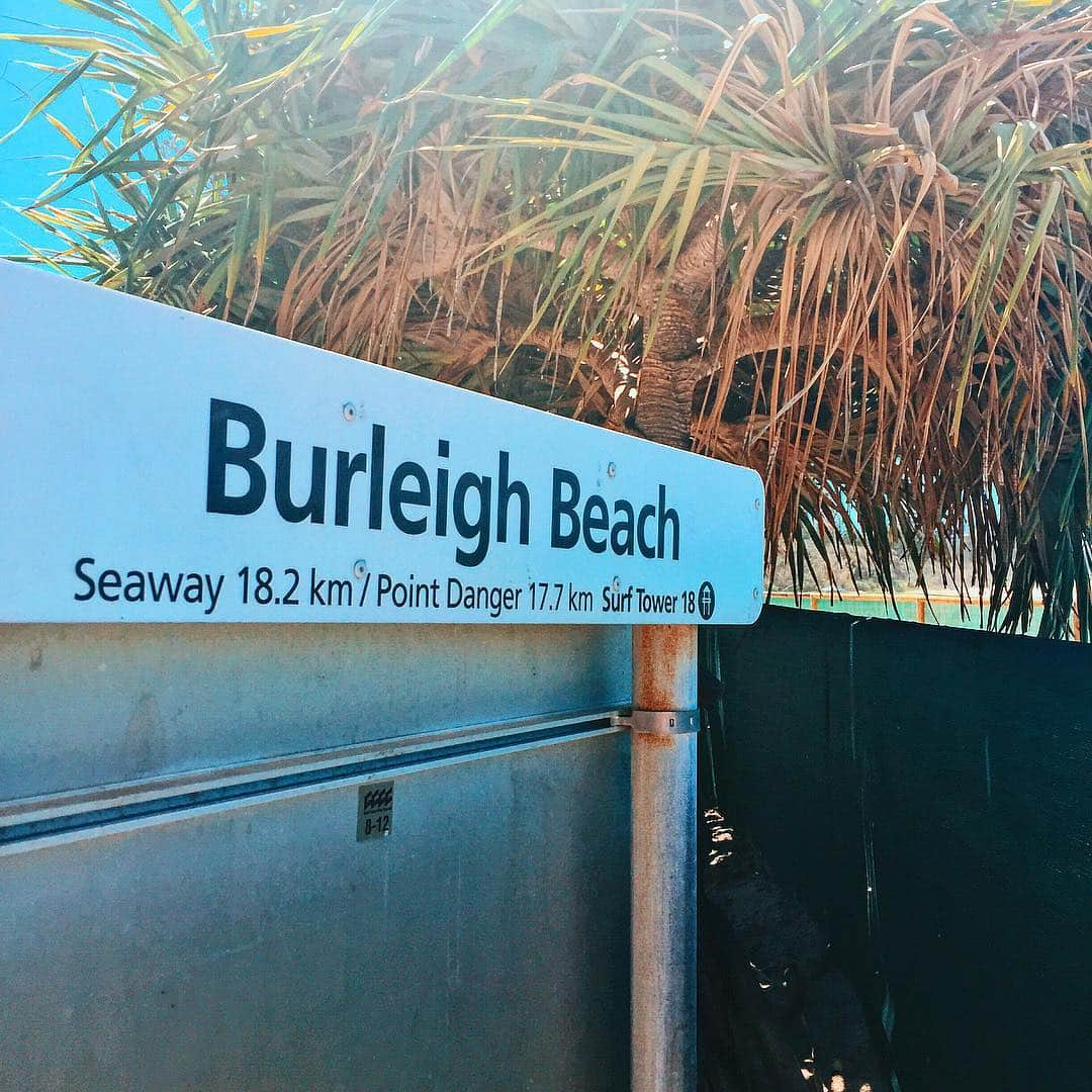 ユミ さんのインスタグラム写真 - (ユミ Instagram)「𓂅 Local Burleigh Beach𓂉 Sea way🚶🏽‍♀...🌈 #beach#blue#sunny#queensland」3月20日 19時23分 - yuminchu1029