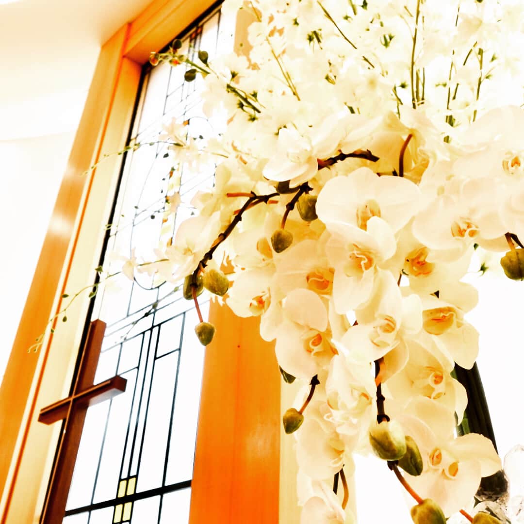 InterContinental Tokyo Bayさんのインスタグラム写真 - (InterContinental Tokyo BayInstagram)「ホテル6階にある、天井高5m、温かな色調のチャペルです⛪️ 式の当日は、カサブランカでバージョンロードをデコレーション、祭壇には胡蝶蘭をあしらい、皆さまの大切な式を演出いたします。 #intercontinentaltokyobay #インターコンチネンタル東京ベイ #ホテルインターコンチネンタル東京ベイ #チャペル #チャペル⛪️ #胡蝶蘭 #カサブランカ #バージンロード #祭壇 #フラワーシャワー #チェロ #聖歌隊 #オルガン #インターコンチ花嫁 #全国のプレ花嫁さんと繋がりたい #扉の前は大切」3月20日 20時04分 - intercontitokyobay