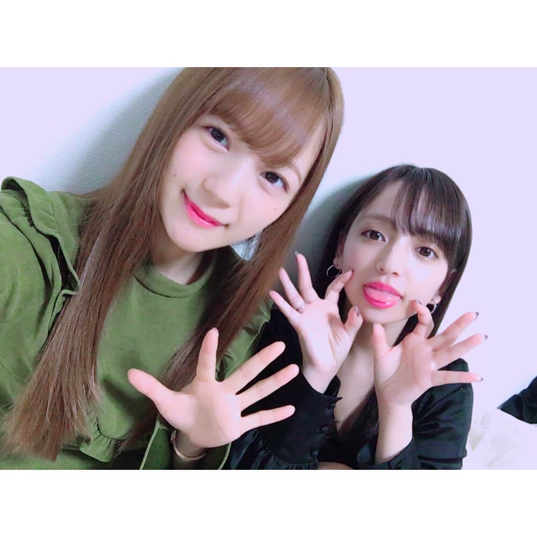 平尾優美花（ゆみちぃ）さんのインスタグラム写真 - (平尾優美花（ゆみちぃ）Instagram)「いつも真剣で一生懸命でまっすぐ向き合ってくれる大切な友達👭 どんなことでも話せるし聞いてあげたくなる、心がキレイですごく素直なありすちゃん🌈👼🏻 高校入学して前の席だったから私から話しかけたのがきっかけだったなあ、 これからも よろしくね。♡ あしたLiveがんばれ〜🎤🎤 #IVOLVE」3月20日 20時03分 - hirao_yumika