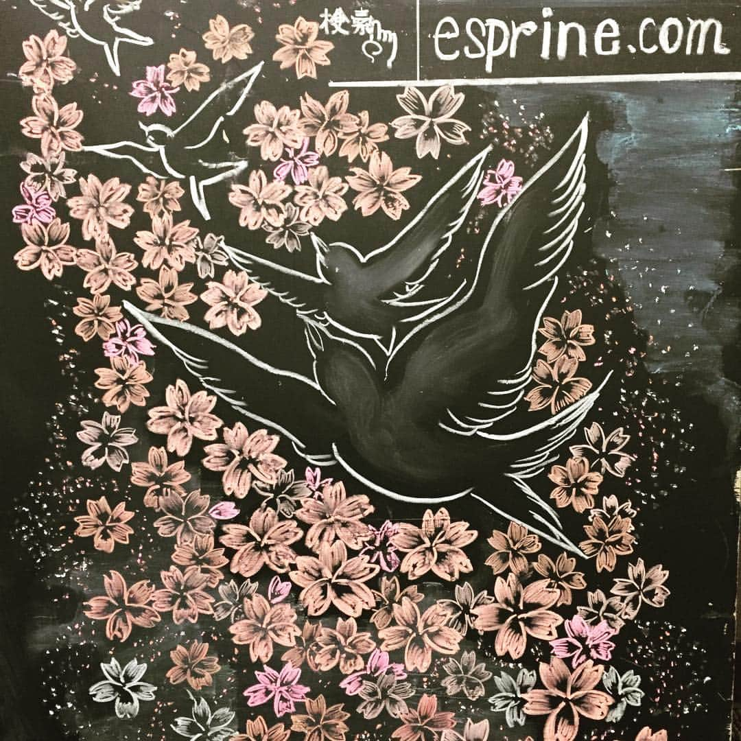 水素&ホワイトニング〜Esprineエスプリーヌ〜のインスタグラム：「#黒板アート #桜満開 🌸🌸 今日はまた寒いですが アッと言う間に #春が来て  アッと言う間に #春 は過ぎます 早く暖かくならないかな😌🌸 #入園式 #入学式 #入社式 #いい天気 で迎えて欲しいです☀️ #白い歯で #ステキな笑顔で いっぱい #思い出に残る写真 を #ホワイトニング大阪 #ホワイトニング梅田 #北新地 #大阪 #梅田 #西梅田 すぐ #大阪ホワイトニング #梅田ホワイトニング #アットコスメ #口コミランキング1位 🥇」