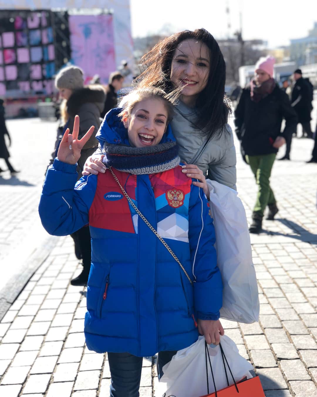 ポリーナ・ツルスカヤのインスタグラム：「🖤☀️💭」