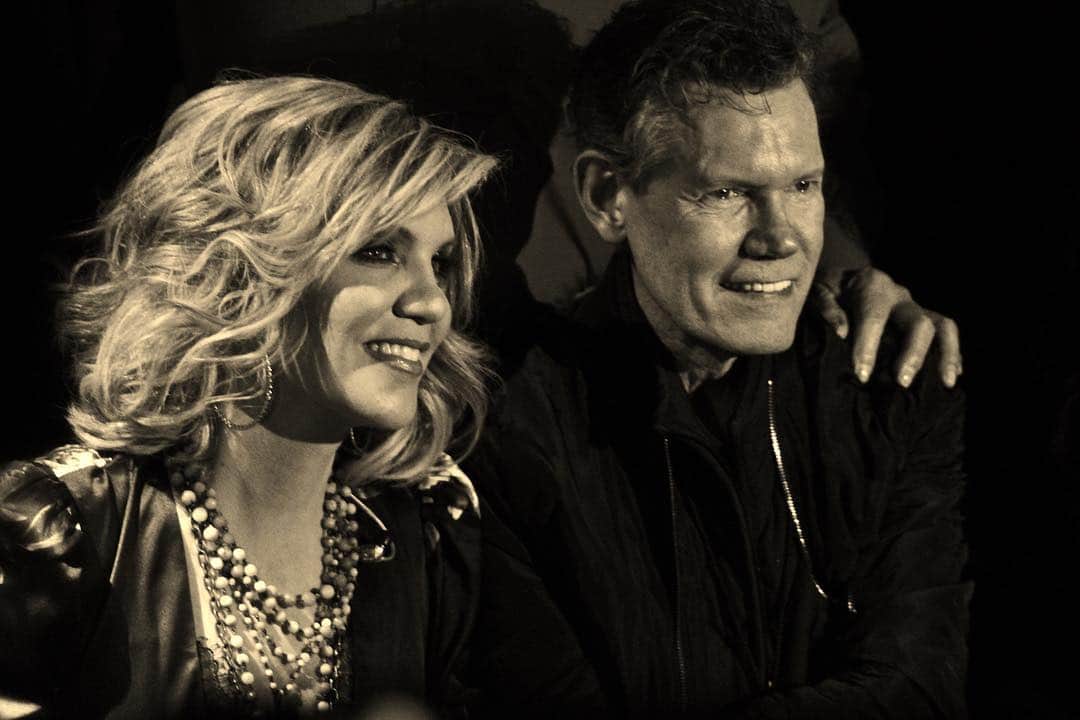 アリソン・クラウスのインスタグラム：「Alison & #RandyTravis in Nashville, TN on March 7th, 2018.  Photo credit: @smokingmonkeyphoto」