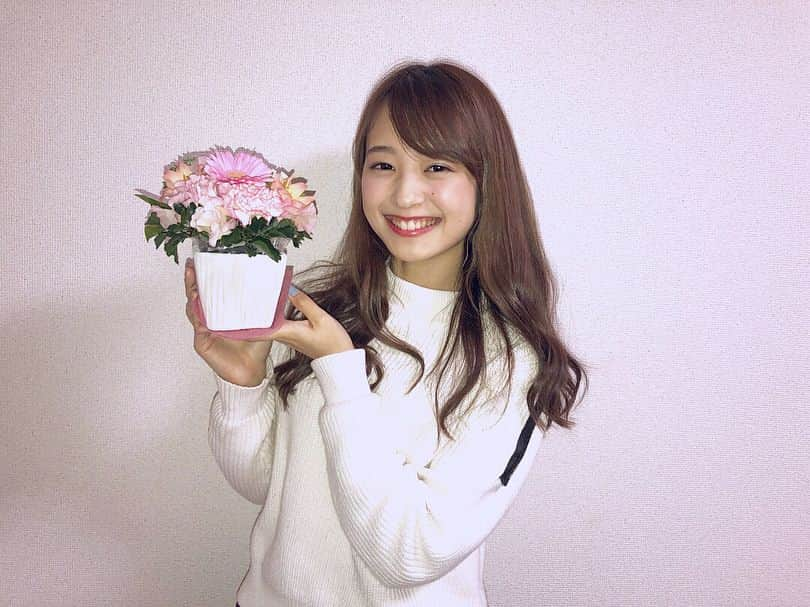 立花玲奈さんのインスタグラム写真 - (立花玲奈Instagram)「. . 今日も1日お疲れ様でした🌼❤️. プレゼントで頂いたお花可愛い🤤. . . #flower #present #thankyouverymuch #fashion #ootd #ootn #cordinate #emoda #cute #outfit #hairstyle #haircolor #makeup #옷스타그램 #오오티디 #데일리록 #코디 #팔로우 #셀피 #instagram #instafashion #ファッション #コーデ #camera #girl #立花玲奈 #玲奈コーデ #東京 #followme #goodnight」3月20日 23時07分 - _rena615