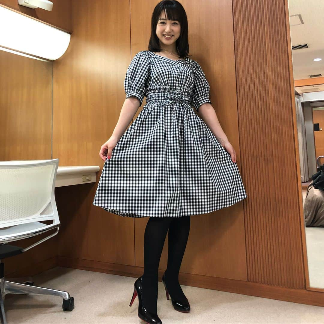 川田裕美さんのインスタグラム写真 - (川田裕美Instagram)「今日も一日お疲れ様でした！ 雨で頭が痛くなる日でしたが😫収録は楽しかったです！✨😆 #今日の写真 #同じ日とは思えない #メイクさん #スタイリストさん #感謝です #白と黒の一日」3月21日 0時28分 - hiromikawata163