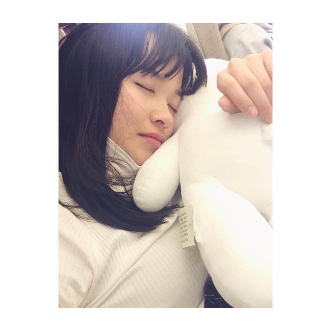 百川晴香さんのインスタグラム写真 - (百川晴香Instagram)「韓国から日本に帰る飛行機での写真✈️基本飛行機は離陸前に寝ます！着陸してもなかなか起きません😈そして、ガチ寝でこのうっすらニヤケは相当楽しかったのだと思います(笑) #韓国 #女子旅 #睡眠 #どこでも寝れる」3月21日 0時19分 - momokawaharuka
