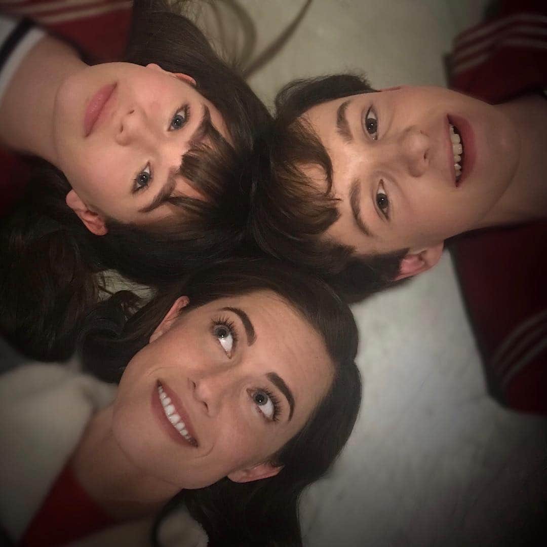 アリソン・ウィリアムズのインスタグラム：「Smiling through some very @unfortunate news... Look who's joining #ASOUE for Seasons 2 & 3! So happy I can finally tell you guys reason #2 I've been so busy. It's been so much fun these past few months, and I can't wait for you guys to see it. I'll be bugging these two bad-asses for another couple of months of Lemony Snicket-y fun 👁」