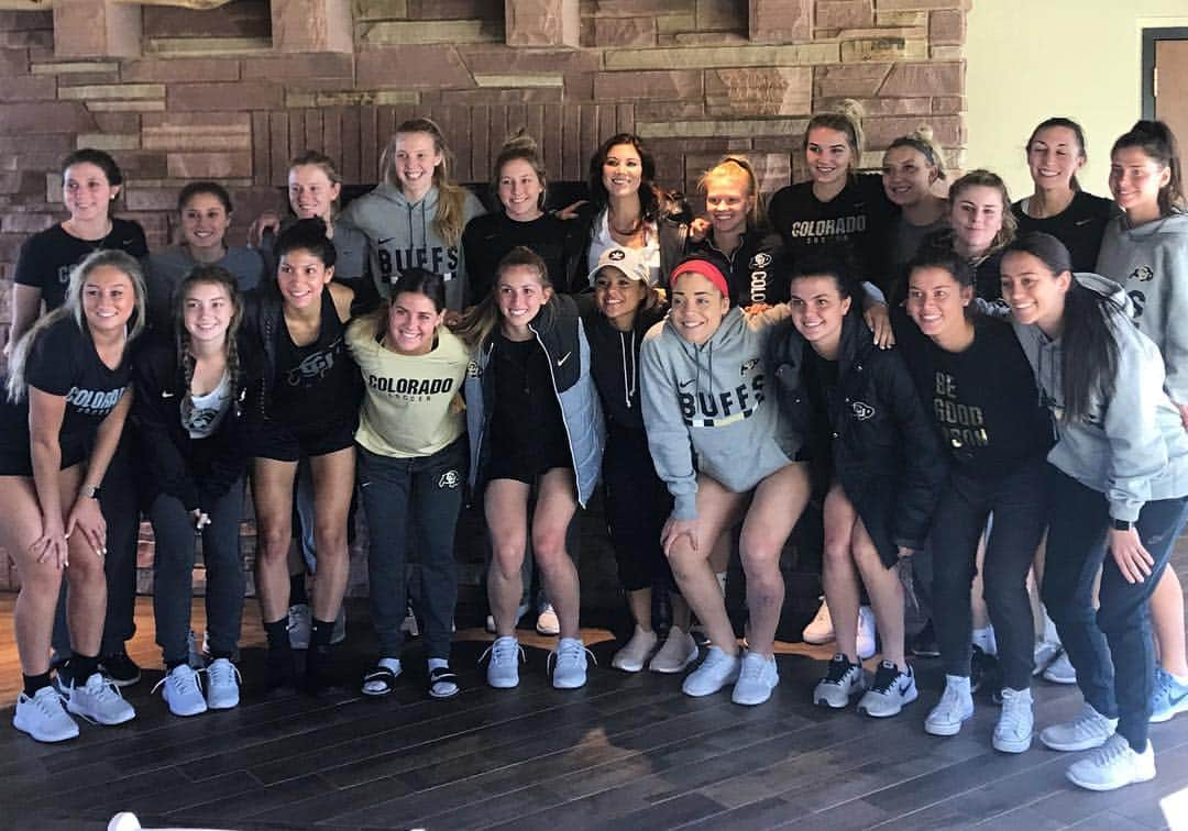 ホープ・ソロさんのインスタグラム写真 - (ホープ・ソロInstagram)「Fired up in Boulder with @cubuffssoccer—young women with smart questions and bright futures. (And I love my new CU gear, thank you!)」3月21日 4時38分 - hopesolo