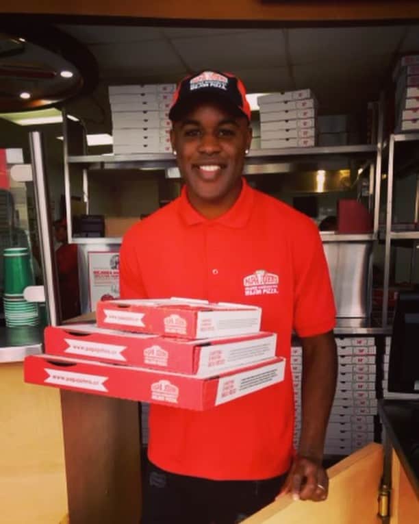 ジョエル・キャンベルのインスタグラム：「Felicidad es 🍕😍. @papajohns  @papajohnscostarica #DiaInternacionaldelaFelicidad」
