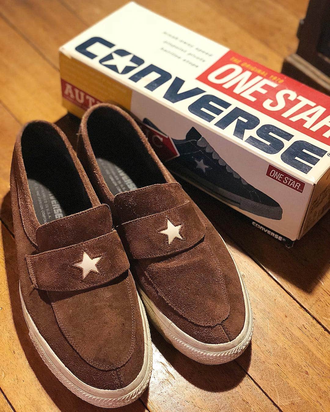 大川知英のインスタグラム：「90's CONVERSE ONESTAR LOAFER🇺🇸❗️ ブラウンがおじさんにはマッチする🚬 今日はバカチン部屋でモンスターズインク とジブリを観覧しよう🧞‍♂️ #converse #onestar #loafer#90年代 #ブラウン渋い#モンスターズインク#ジブリ #バカチン部屋#スニーカー同好会 #アメカジボーイズ#TakatsuBase」