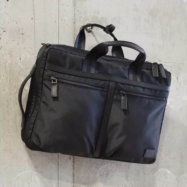 のインスタグラム：「おはようございます。 本日は、PORTER flagship storeにてご好評をいただいております「ポーター ボンド」シリーズより3WAY ブリーフケースをご紹介いたします。素材に高分子化学をベースとした先端テクノロジーから生まれた、1260デニールの超高強力66ナイロン糸をオックス織りにした生地“GAIFU®”を採用したシリーズです。この素材は、一般的なナイロン生地に比べて約2倍の引裂強度と約1.6倍の引張強度を備えています。また、紡糸から製織工程まで全て日本国内で行っているメイド イン ジャパンの素材です。こちらの3WAY ブリーフケースは武骨でミリタリーテイストでありながらも、引手や表ネームなどの要所にレザーを用いてハードな印象を抑え、落ち着いたデザインに仕上げています。これから始まる新生活にむけておすすめのアイテムです。是非店頭でご覧ください。  ポーター ボンド 3WAY ブリーフケース ￥46,000（税別）  Good Evening. Today we would like to introduce the 3WAY BRIEF CASE from the "PORTER BOND" series which has been receiving favorable reviews at the PORTER flagship store. This item uses ultra high strength 66 Nylon at the world highest level, created by the latest technologies of Toray Industries, Inc. Ultra high strength 66 nylon has approx. 2 times more tear strength and approx. 1.6 times more tensile strength compared to normal nylon fabric.Also, it is a completely "MADE IN JAPAN" material since every process from spinning to weaving is done within Japan. This 3WAY BRIEF CASE has a rough military image at first sight, but we have also left a good balance of chicness using leather on some parts like the zipper pull and outside label. Please take a look at it in the store.  PORTER BOND 3WAY BRIEF CASE　￥46,000 (+ tax)  #yoshidakaban #porter #luggagelabel #吉田カバン #ポーター #porteryoshida #porterflagshipstore #porterstand #kurachikabyporter #madeinjapan #japan #instagood #instalike #omotesando #marunouchi #osaka #bond #3way #brieafcase #gaifu #business」