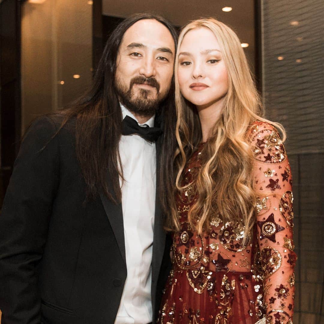デヴォン青木のインスタグラム：「We would like to thank our friends that made incredible contributions to the RC live auction this past weekend in SF.  The important thing to remember is that the donor doesn't give because of who you are.  They give because of who they are.  Thank you for answering our call for help with a YES!  Love ❤️ eternal @gelilapuck @wolfgangpuck and Spago LA, @richkleiman @kevindurant @stevieace, @bigvivien and @pearljam, @noahtepperberg and the @taogroup, @Knightsbridgewinery and Jim Bailey, @theeazeteam, @onehopewinery, @moschino and @itsjeremyscott, @staceybendetnyc and @aliceandolivia, @traceycunningham1, @beautybanter, Steve and Agatha Luczo @agatharelotaluczo, @china_chow and the Mr Chow restaurants, Cara and Dennis Phelps, Rodney Strong winery @rsvineyards, Eric Sklar and Napa Fumé, Ehlers, Harlan Winery, Tatum and Alex Getty, @steveaoki, Matt Colon at Deckstar and Dougie Bouhay, my love James Bailey @jbailey13b!!!!! This is not a complete list so thanks to the other Live Auction donors.  Thanks again to the volunteers, committee and board members of the American Red Cross and our partners!  See you soon!  @americanredcross thank you @stevenkhalil for my amazing dress and my ❤️@itsdrewhunter @scottlipps photo:@caesarsebastian」