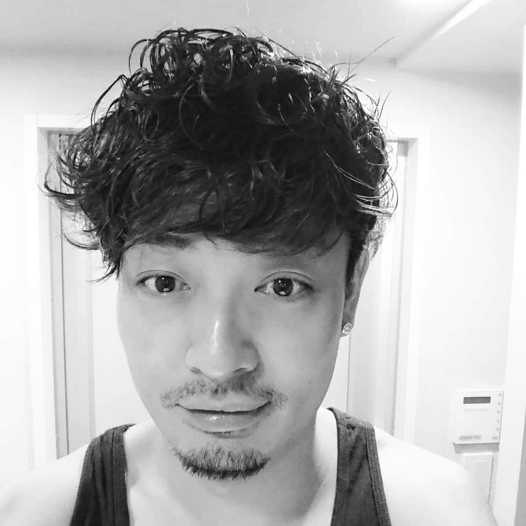 中村昌也のインスタグラム：「久しぶりのパーマ。。。 やっぱりパーマやな。。。 楽やわ～✨」