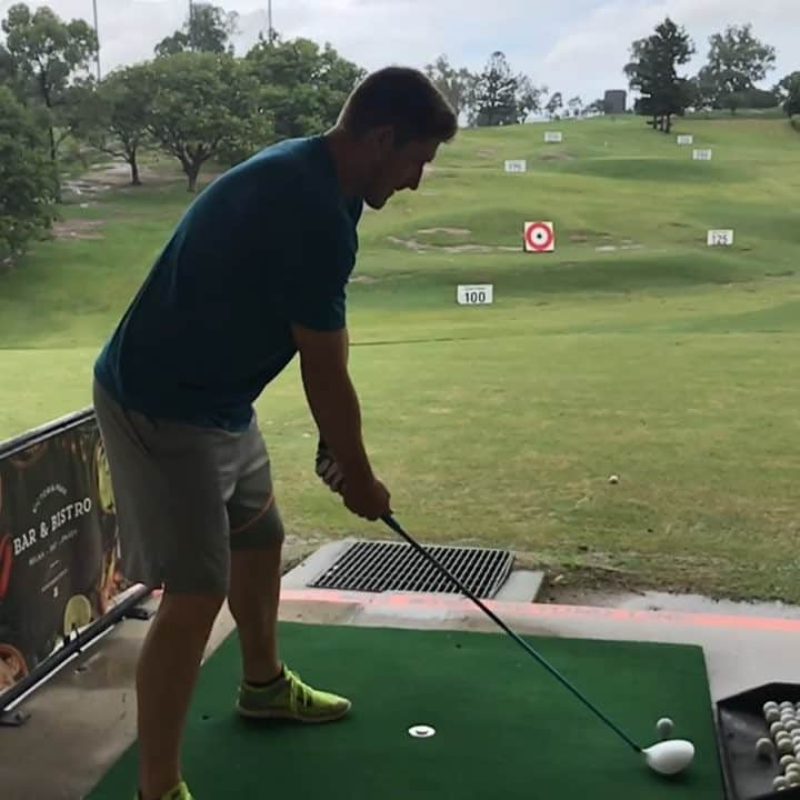 ドリュー・ネイラーのインスタグラム：「Destroying golf balls in the rain 👌🏻💪」