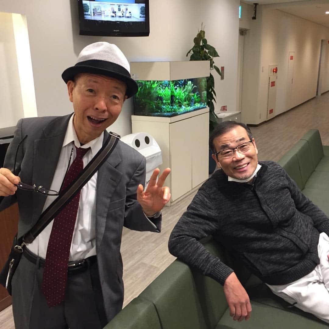 のインスタグラム：「楽屋ロビーでくつろいでいる坂田師匠と巨人師匠😆 #なんばグランド花月 #なんば花月 #坂田利夫 #オール巨人 #オール阪神・巨人 #師匠 #漫才 #落語 #吉本新喜劇 #楽屋」