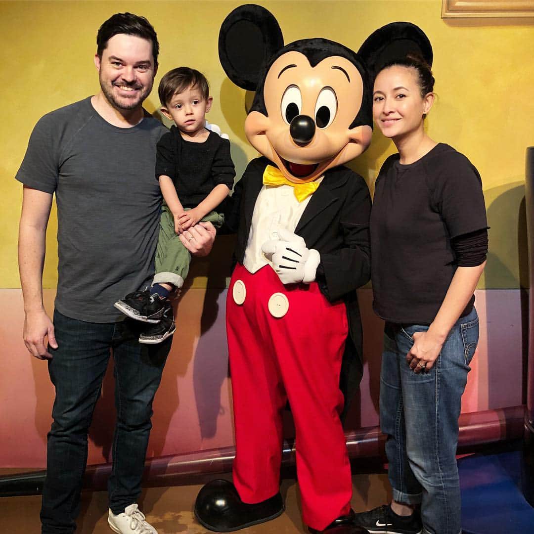 のインスタグラム：「Took a break from work and got to see the famous Mouse again today♥️. This time with his biggest fan, my son... who got all quiet and shy when he saw Mickey. Maybe next time we go visit Mickey we can all hang and have a cup of coffee ☕️✨#dreamscancometrue  今日は有名なネズミに会いに行ったよ。息子が大ファンでミッキーにあったら緊張しちゃって何にも言えなくて可愛いかった。今度はみんなでお茶したいね！#私の夢」