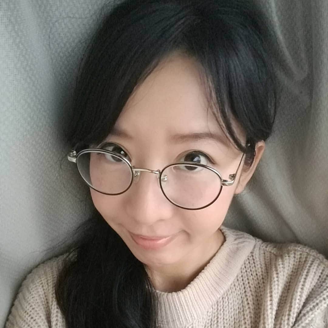 西川宏美のインスタグラム：「メガネ、新調しました！ 実に3年以上ぶり！ 今回は今までにかけた事のない形に。 マリメッコのメガネなのー。 今回はプロの方に見立てて頂きました。自分じゃ選ばない形で新鮮(*^^*) 軽くてかけやすいわぁ。 メガネっ子率が増えるかも？！（笑） #めがね女子 #めがね #メガネ #メガネ女子 #新しいメガネ」
