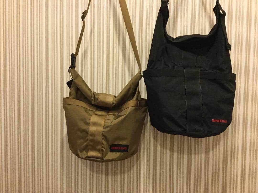 のインスタグラム：「<BRIEFING> 別注 TravelSac ¥9,800+tax . "SKIN TRAVEL SAC"というモデルをアップデートした、＜BEAMS BOY＞別注アイテムが入荷してまいりました✨✨ 耐久性を高めたナイロン素材にテフロン加工を施し、撥水性と防汚機能を備え、デイリー使いにぴったりなバッグに仕上げました😊 ストラップは通常のロールトップ型からショルダーストラップに変更し、簡単に長さの調整が可能に💡 男女問わずおすすめしたいひと品です🎶 . #BEAMS#BEAMSBOY#traditionalodyssey #BRIEFING#sacoche#shoulderbag#bag#ishikawa#kanazawa #japan#beams金沢#ビームス#ビームスボーイ#ブリーフィング#サコッシュ#ショルダー#バッグ#石川#金沢#日本#ビームス金沢」