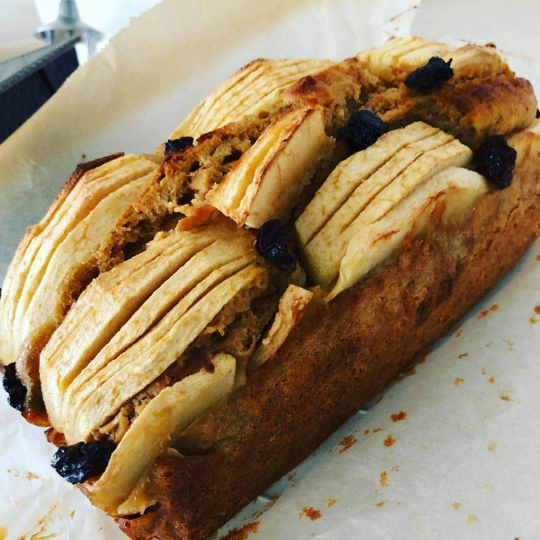 内田恭子さんのインスタグラム写真 - (内田恭子Instagram)「Cold rainy day. Baking day.  My mom’s apple cake recipe.  #雨の日 #母のアップルケーキレシピ #ケーキ #助手のボクのつまみ食いが多すぎ #おやつにいただこう #rainyday #bakingday #momsrecipe #kyokouchida #内田恭子」3月21日 12時43分 - kyoko.uchida.official