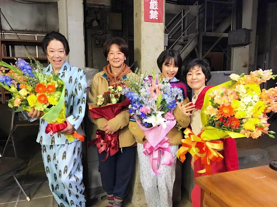 日本テレビ「anone」のインスタグラム：「今夜ついに最終回‼️😫この4人の家族も見納めです😢ほんっとうにみなさん家族でした、撮影してないときも家族でした✨ずっと見ていたかったけど…今夜、見届けてください‼️最後はみなさん涙ではなく笑顔でクランクアップしました☺️ #anone #あのね #日テレ #水ドラ #広瀬すず #小林聡美 #阿部サダヲ #田中裕子 #この家族のやりとり大好きでした #アドリブもおもろすぎたし #ナチュラルな会話が素敵すぎたし #仲よすぎてずっと見てたかったし #こんな素敵なメンバーでanoneができたことに感謝です」