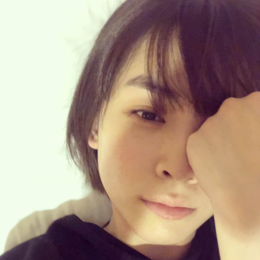 蒼山幸子さんのインスタグラム写真 - (蒼山幸子Instagram)「寝っ転がると 髪短く見えるなあ。 ラーメンも食べれたし お腹いっぱい ほくほくす。🍥 おやすみ。」3月22日 0時54分 - sachiko_aoyama