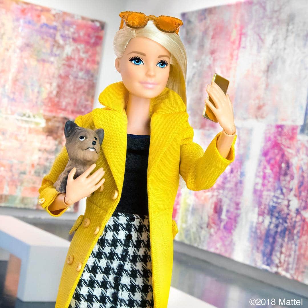 バービーさんのインスタグラム写真 - (バービーInstagram)「Miss Honey and I are taking a stroll through @theholenyc, known for showing emerging artists. I love these paintings by @joereihsen!💛 #JoeReihsen #StructuralColor #barbie #barbiestyle」3月22日 0時56分 - barbiestyle
