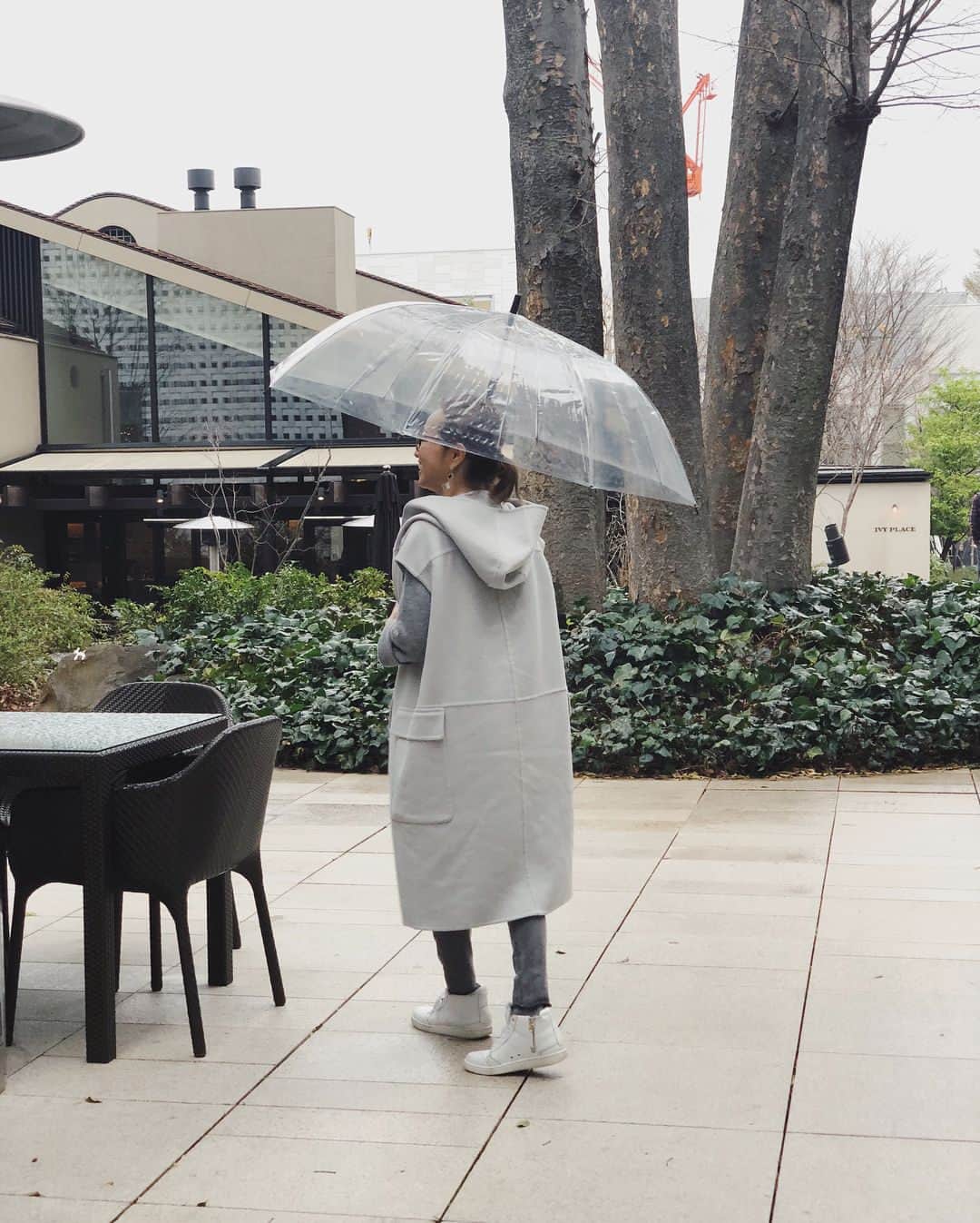 翁安芸さんのインスタグラム写真 - (翁安芸Instagram)「Light Blue x Grey🌨☂️☃️ 雨の日、暗くならないように優しい水色とグレーでコーディネート。短くて簡単に履ける雨の日シューズ欲しいな💭」3月21日 18時08分 - akinyc