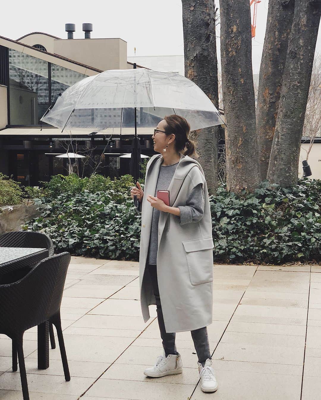 翁安芸さんのインスタグラム写真 - (翁安芸Instagram)「Light Blue x Grey🌨☂️☃️ 雨の日、暗くならないように優しい水色とグレーでコーディネート。短くて簡単に履ける雨の日シューズ欲しいな💭」3月21日 18時08分 - akinyc