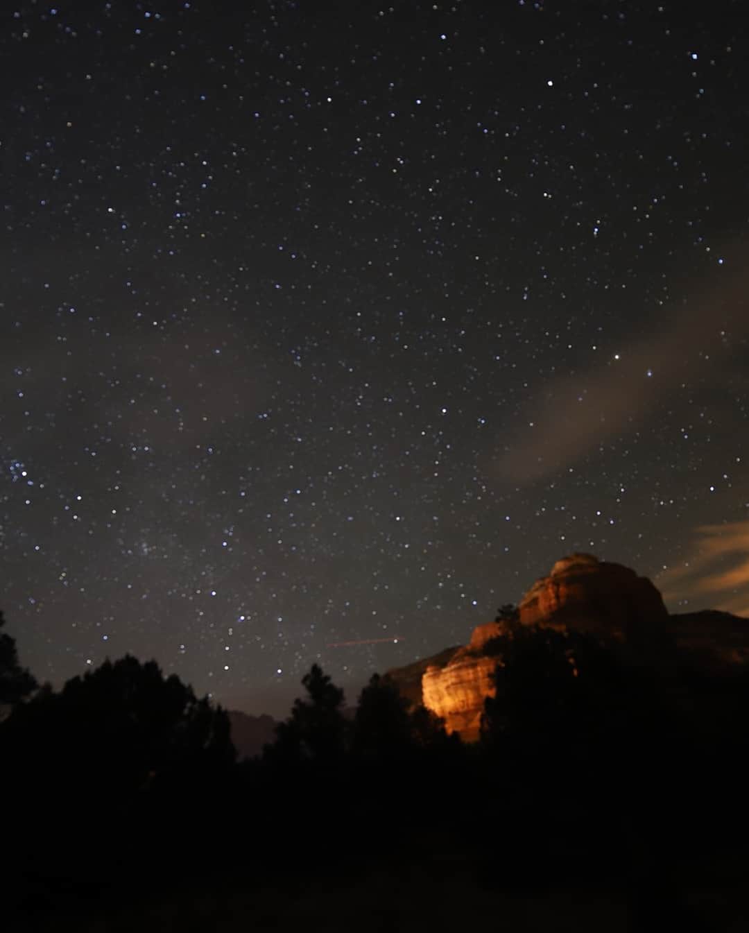 岩隈久志さんのインスタグラム写真 - (岩隈久志Instagram)「I went to Antelope Canyon, Horseshoe Bend, and Sedona with my family and friends on my off day(*^^*) It was a great opportunity for me to see great nature with my children and we saw the sky filled with stars at night(*^^*) I was able to fully recharge so will focus on my practice again!  久々の休みに少し足を伸ばして、家族と友人達とアンテロープキャニオンとホースシューベンド、セドナに行きました(*^^*) たくさん歩いて、子供達にも自然の素晴らしさを見せる事ができて嬉しかったです！ 夜は満天の星空を見て、良い写真も撮れました(*^^*) 心身共にしっかり充電できたので、明日からさらに練習頑張ります！」3月21日 18時07分 - hisashiiwakuma_21