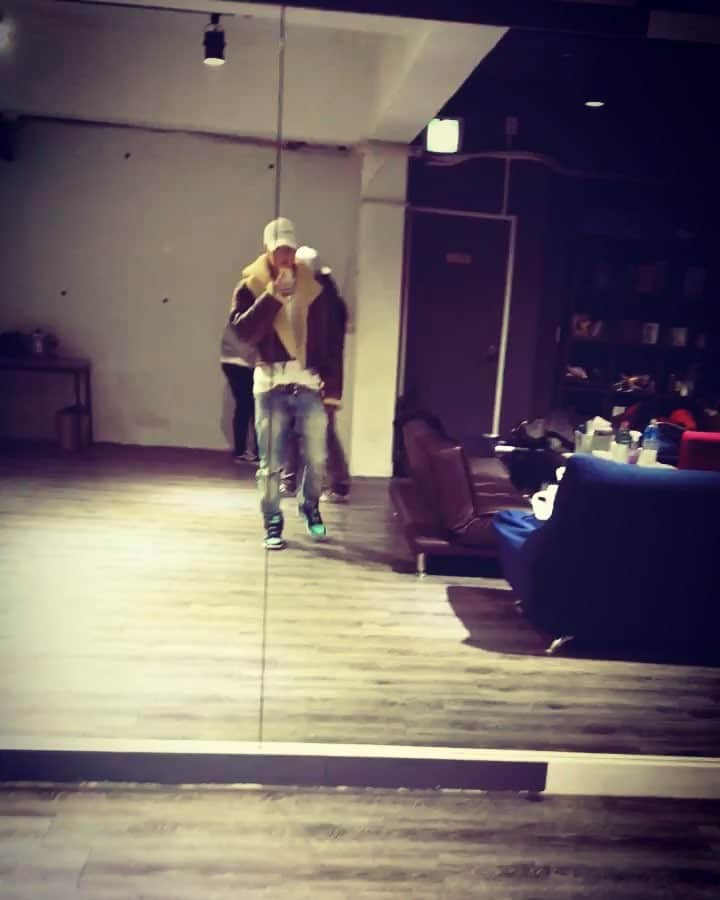 ジス のインスタグラム：「오늘날씨가..춥다...😞」