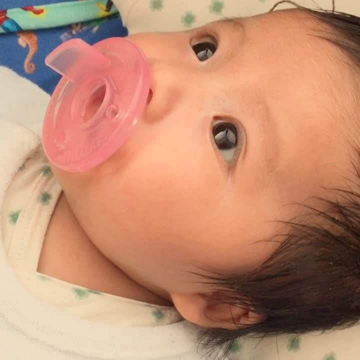 waco⭐️CHACOのインスタグラム：「はじめてのおしゃぶり記念👶🍼 昨日おしゃぶりデビューした息子。 うまく吸えなくてペッと出ちゃう感じがたまりませんが、今日はもういっちょ前にチュパチュパできるようになりました😆👏 #生後48日 #1ヶ月 #baby #息子 #おしゃぶりデビュー #おしゃぶりぺっ  #フィリップス  #虹くん」