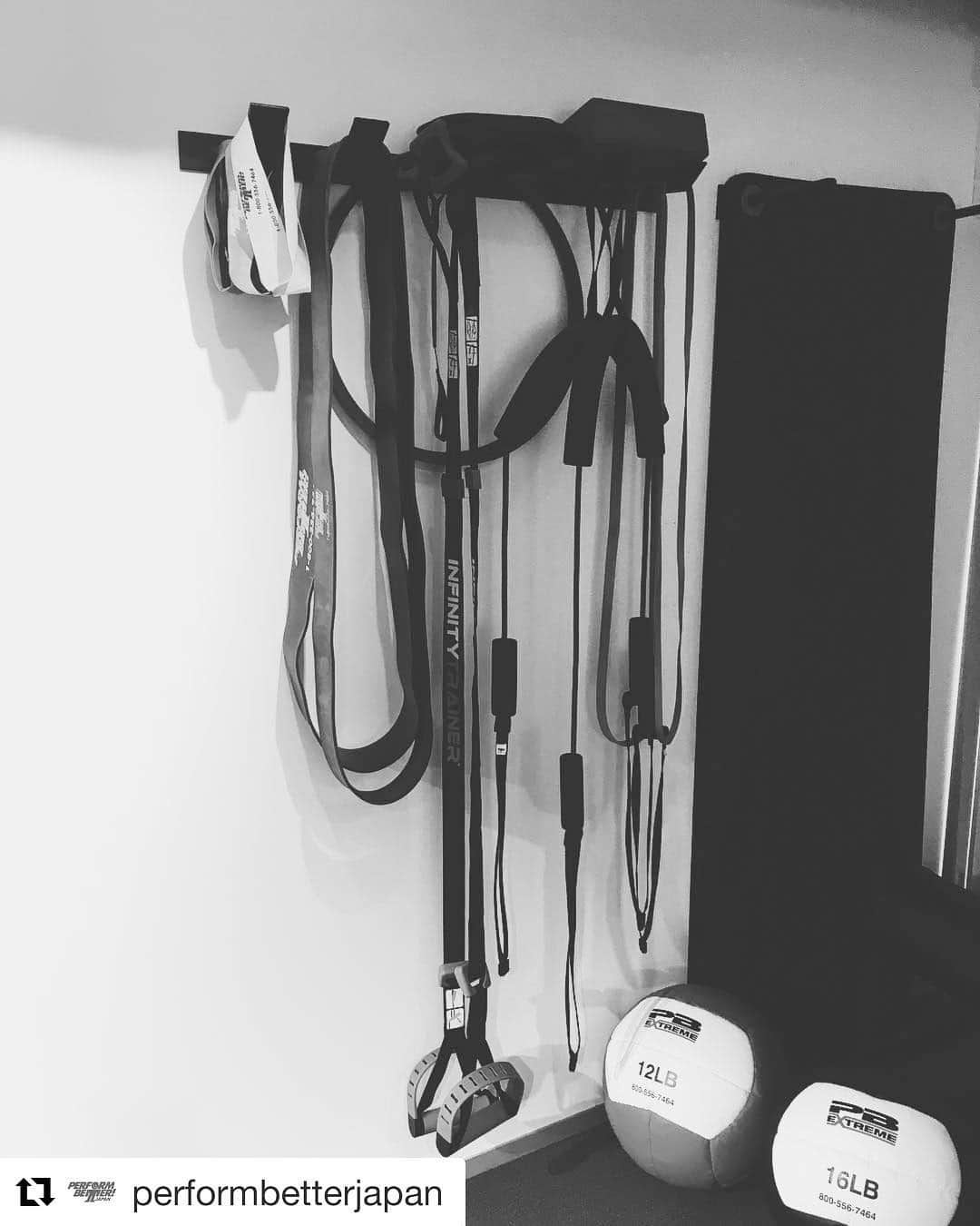 のインスタグラム：「#Repost @performbetterjapan with @get_repost ・・・ バンド類とマットをラックに掛けると、トレーニングエリア内でもコンパクトに収納可能です。 #miniband #ミニバンド #superband #スーパーバンド #graycookband #グレイクックバンド #medicineball #メディシンボール #fitnessmat #フィットネスマット #ストレッチマット #マット #infinitytrainer #インフィニティトレーナー #performbetter #performbetterjapan #パフォームベター #パフォームベタージャパン #training #トレーニング #フィットネス  #ジム #gym #ファンクショナルトレーニング #functionaltraining #コンディショニング #conditioning #ワークアウト#workout」