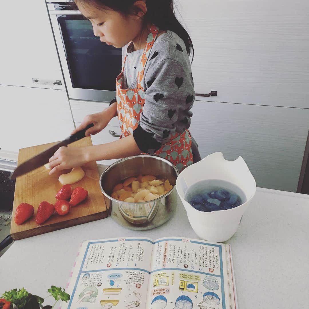 AYUMIさんのインスタグラム写真 - (AYUMIInstagram)「学校の図書室からかりてきた料理本を見ては「ママ〜、これ作りたい！」という娘☺︎ . 今回は青い白玉がどうしても作りたい！と。 青かぁ〜… そうだ！スーパーフードのスピルリナからできている リナブルーという天然色素を使い青い白玉団子作り . スピルリナのリナブルー天然色素の量で 色の濃さが変わる面白さを楽しんで♪ 娘の作りたいように。 . 家族みんなに大好評で満足そうな娘でした☺︎ . #娘の手作り  #ママは娘のアシスタント  #本の世界 #ルルとララのしらたまデザート  #自分で作ってうれしそう #天然色素 #スーパーフード #スピルリナの色素 #リナブルー #ガリガリ君ソーダ味の色はスーパーフードのスピルリナのリナブルー天然色素を使っているソーダ」3月21日 19時48分 - ayumiayunco