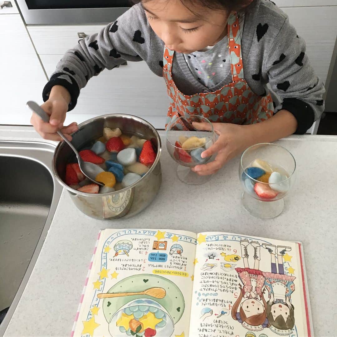 AYUMIさんのインスタグラム写真 - (AYUMIInstagram)「学校の図書室からかりてきた料理本を見ては「ママ〜、これ作りたい！」という娘☺︎ . 今回は青い白玉がどうしても作りたい！と。 青かぁ〜… そうだ！スーパーフードのスピルリナからできている リナブルーという天然色素を使い青い白玉団子作り . スピルリナのリナブルー天然色素の量で 色の濃さが変わる面白さを楽しんで♪ 娘の作りたいように。 . 家族みんなに大好評で満足そうな娘でした☺︎ . #娘の手作り  #ママは娘のアシスタント  #本の世界 #ルルとララのしらたまデザート  #自分で作ってうれしそう #天然色素 #スーパーフード #スピルリナの色素 #リナブルー #ガリガリ君ソーダ味の色はスーパーフードのスピルリナのリナブルー天然色素を使っているソーダ」3月21日 19時48分 - ayumiayunco