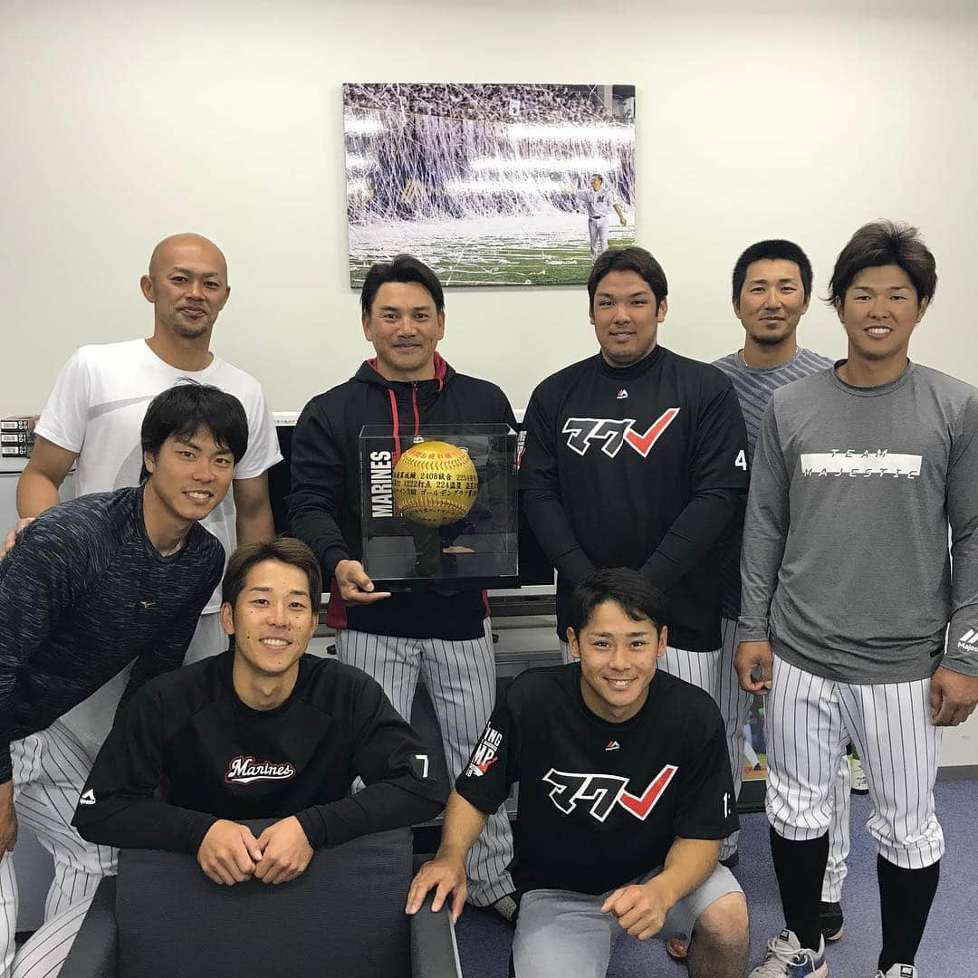 鈴木大地のインスタグラム：「ロッテ内野手会から井口さんに引退記念のボールをプレゼントしました⚾️✨」