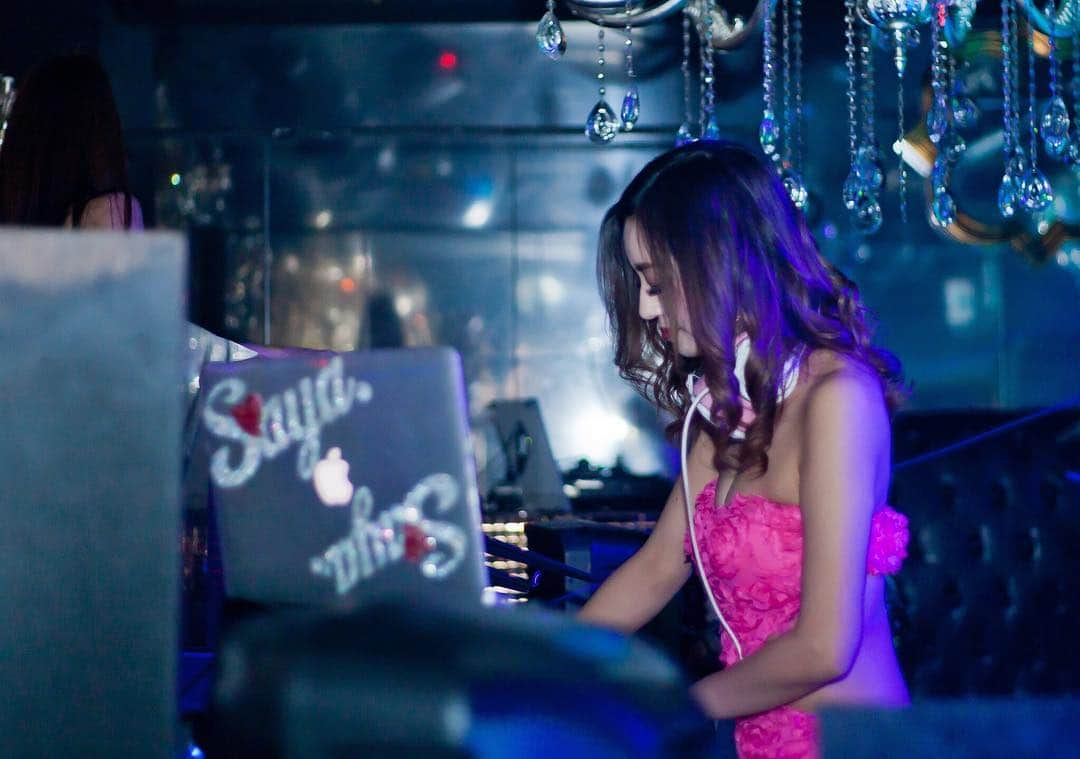 DJ Saya（さやまる）さんのインスタグラム写真 - (DJ Saya（さやまる）Instagram)「。 もっとキラキラしたい ✨ もっと憧れる存在になりたい 👸🏼 人と同じはキライつまらん 💞 人と比べられるのも好かん 🖕 もっとフリーダムに生きたい 💋 . . . #dj #girldj #dance #dancer  #gogodancer #event #party #osaka #club #clubcandy #ootd #fashion #code #pink #costume #dresscode #衣装 #ピンク #自由人」3月21日 19時53分 - saya_312y