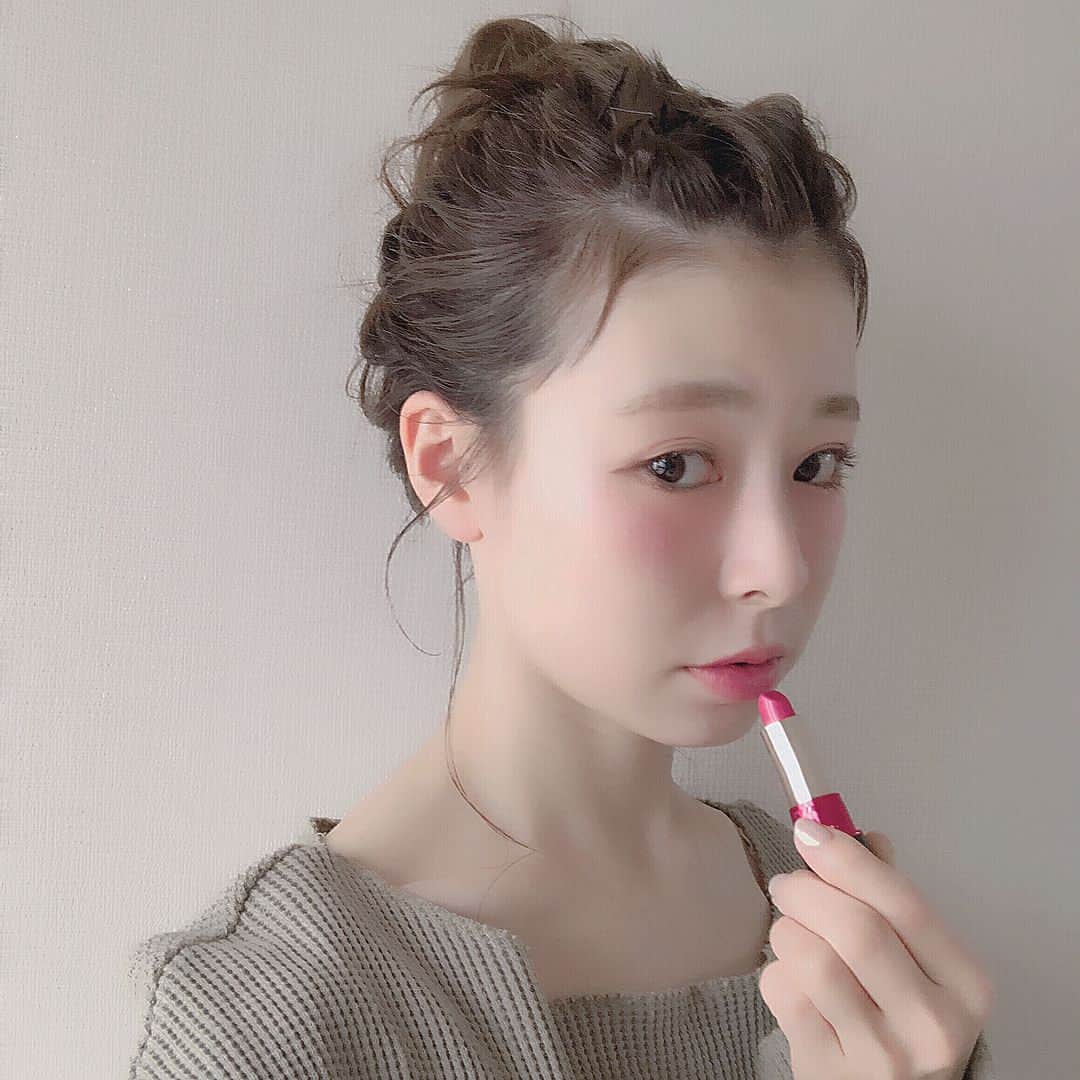 のインスタグラム：「ㅤㅤㅤㅤㅤㅤㅤㅤㅤㅤㅤㅤㅤ こないだ載せた @maquillage_jp の ファンデーションの透明感をさらに 引き立てるリップとチーク🌷 ㅤㅤㅤㅤㅤㅤㅤㅤㅤㅤㅤㅤㅤ 春っぽい顔になれる チークは PK355 リップは RD450 ❤︎ ㅤㅤㅤㅤㅤㅤㅤㅤㅤㅤㅤㅤㅤ #マキアージュ #新作コスメ #ルージュ #チーク #透明感 #maquillage_pr」