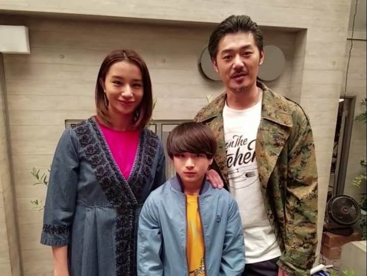 フジテレビ「隣の家族は青く見える」のインスタグラム：「. 亮司&ちひろ&亮太👪クランクアップです✨‬ #平山浩行 さん #高橋メアリージュン さん #和田庵 くん 3ヶ月間、お疲れ様でした〜😊💐 3人で暮らし始めた時は、 この先一体どうなってしまうのかとヒヤヒヤ💦 そんな3人の物語も、いよいよ明日クライマックスを迎えます‼️ 3人の行末を最後まで見届けて下さい✨ . 隣の家族は青く見える 最終回まであと1日です🏡 . #隣の家族は青く見える#となかぞ#最終回まであと1日 #3月22日放送」