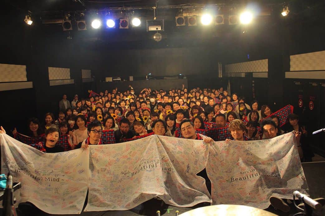 のインスタグラム：「Kei's LIVE 2018〜Beautiful Mind〜仙台公演！昨日無事終了しました！🙌🏻✨ お越しいただいたみなさん！ ありがとうございました！！😊✨ 2/25にスタートした人生初のツアー、 なんだかあっという間に終わってしまいました😳  各会場でみんなで作った、 その日その場所の曲。  みんなで想いを記した寄せ書き。  回を重ねるごとに上手くなっていったバンダナの勧め方。  思い返せばたくさんの思い出がありますね！ 昔からお世話になってるDa-iCEの雄大さんに2公演もゲスト出演してもらえたし🙌🏻✨ 最高の初ツアーでした！！😊 この短い期間でたくさんのものを吸収させてもらえました！🔥 このパワーを糧に、これからの活動頑張るぞ！！💪🏻 これからも変わらない熱い応援！ よろしくお願いします！🙇🏻‍♂️✨ #仙台公演 #ツアー無事終了」