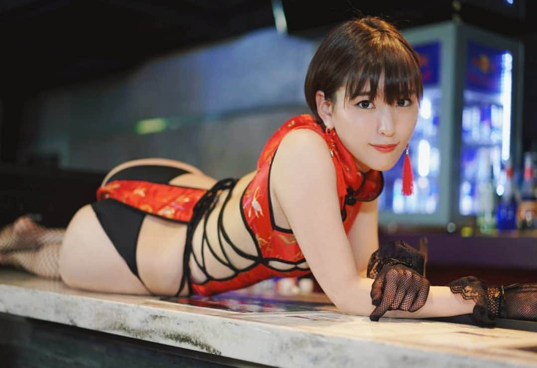 朝比奈祐未さんのインスタグラム写真 - (朝比奈祐未Instagram)「. . 🍑 . #portrait #gravure #bum #butt #china #chinadress #red #shorthair #japan #japanesegirl #bar #club #nishiazabualife #ポートレート #撮影会 #グラビアアイドル #グラドル #おしり #お尻 #ショートヘア #チャイナ #水着 #バー #クラブ #朝比奈祐未」3月21日 21時23分 - yumi_asahina